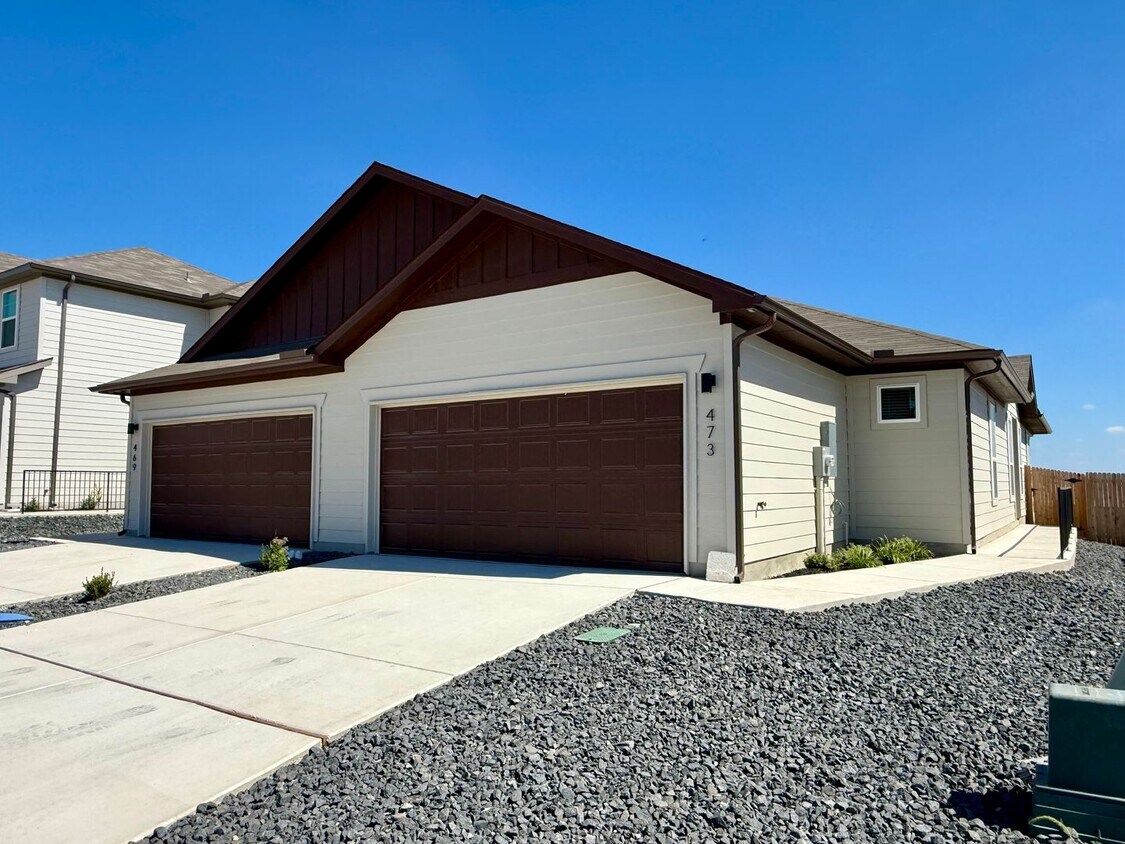 Primary Photo - Want luxury living in the Far West ...Look...