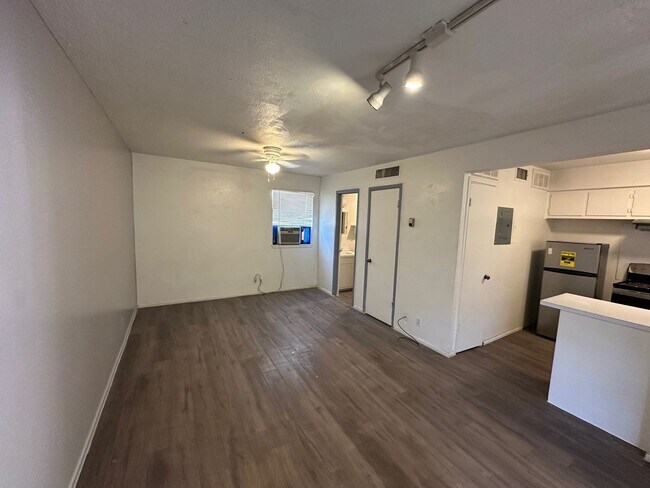 Building Photo - Studio Apartment for Rent!