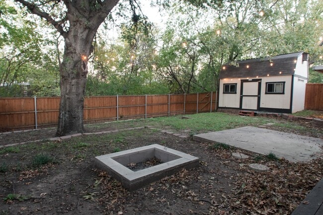 Building Photo - 2129 Province Ln