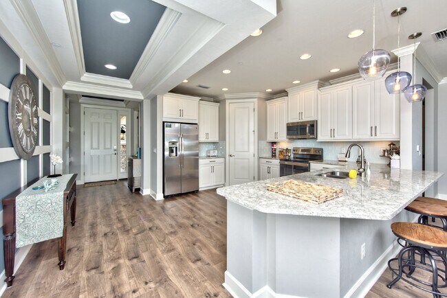 Building Photo - Esplanade Golf and Country Club - 2bdrom coach home with GOLF MEMBERSHIP!!