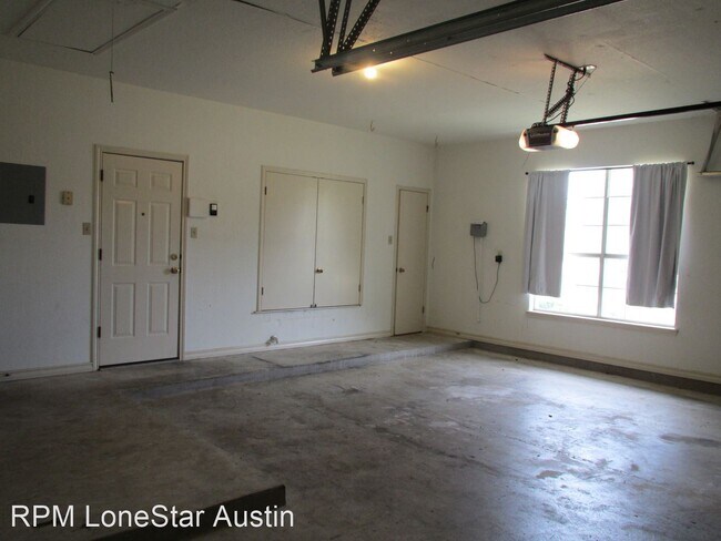 Foto del edificio - 3 br, 2.5 bath House - 1002 Lakeway Drive