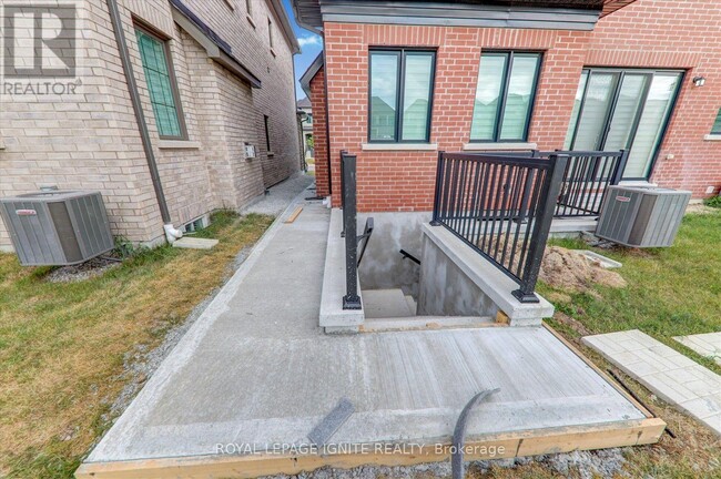 Building Photo - 17 Winthrop Cres