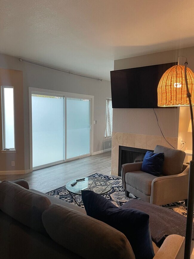 Foto del edificio - Renovated 2 Bedroom Condo -  Furnished