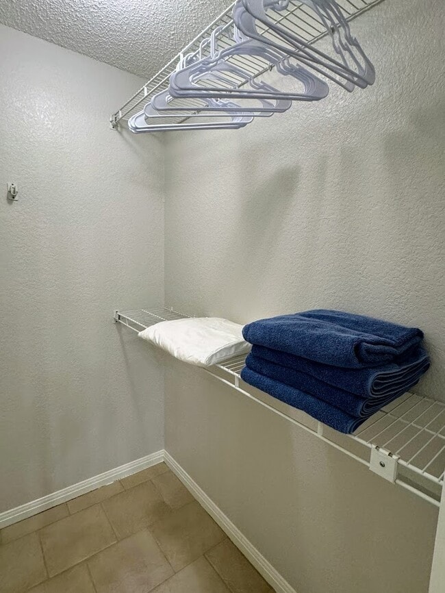 Building Photo - 105 Sky Country Dr