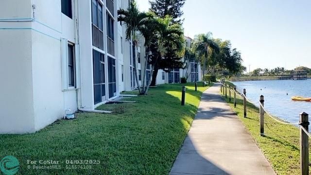Foto del edificio - 111 Lake Emerald Dr