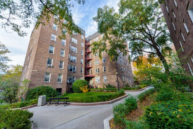 Foto del edificio - 6711 Yellowstone Blvd