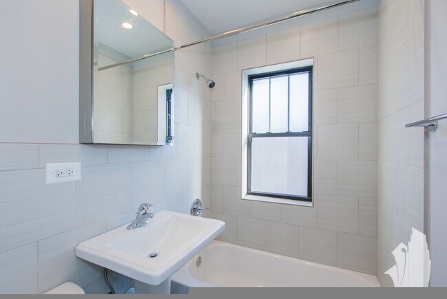 Photo - 1948 W Wilson Ave Apartment