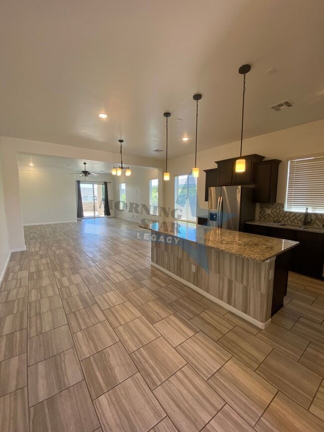 Building Photo - Stunning 4 bedroom, 2.5 bath house - 3 car...