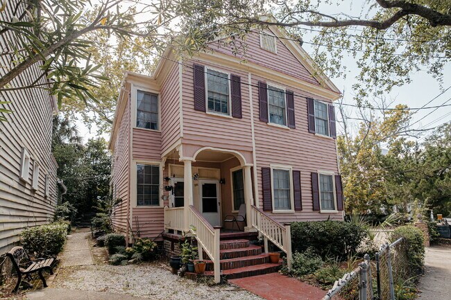 Foto del edificio - Renovated 2 Bed 2 Bath Charleston Victorian Home