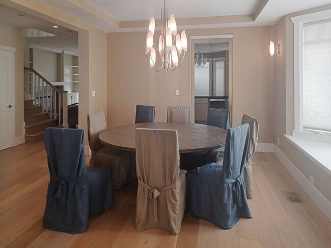 Building Photo - Home in heart of Palo Alto! 4 bed 3 full b...