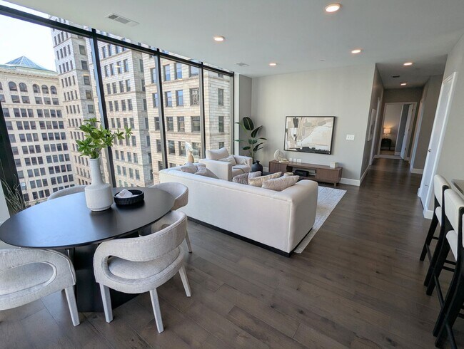 Foto del edificio - Gorgeous 2 Bedroom 2 Bathroom Downtown Condo with Epic Views and Free Parking
