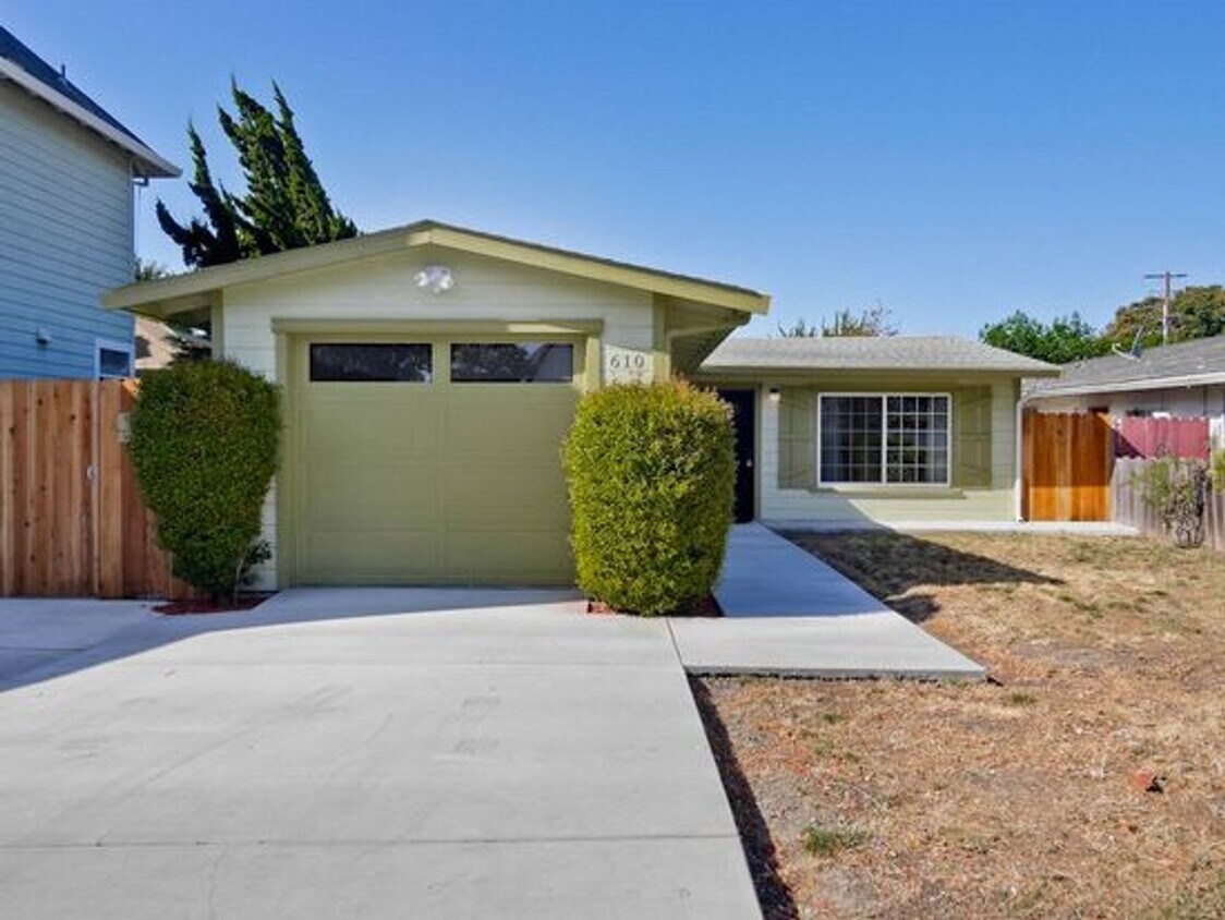 Foto principal - Remodeled 2 Bed 1 Bath Home with Bonus Roo...