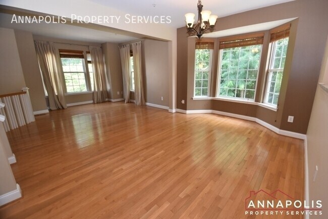 Foto del edificio - 888 Stonehurst Ct
