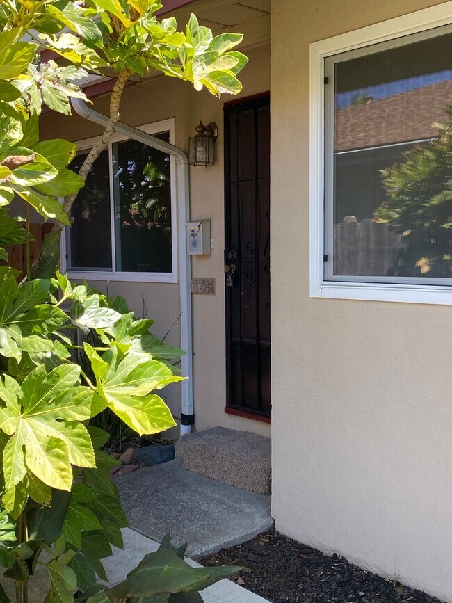 Building Photo - 2 bed/ 1 bath duplex near Downtown Vacaville