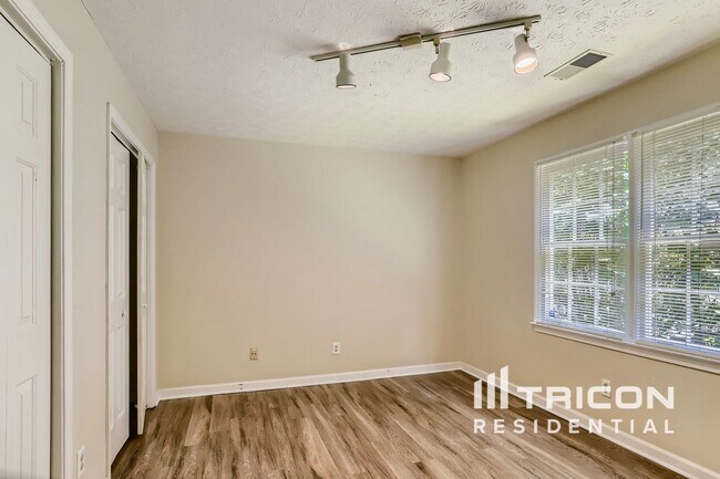 Foto del edificio - 1545 Glenfield Dr