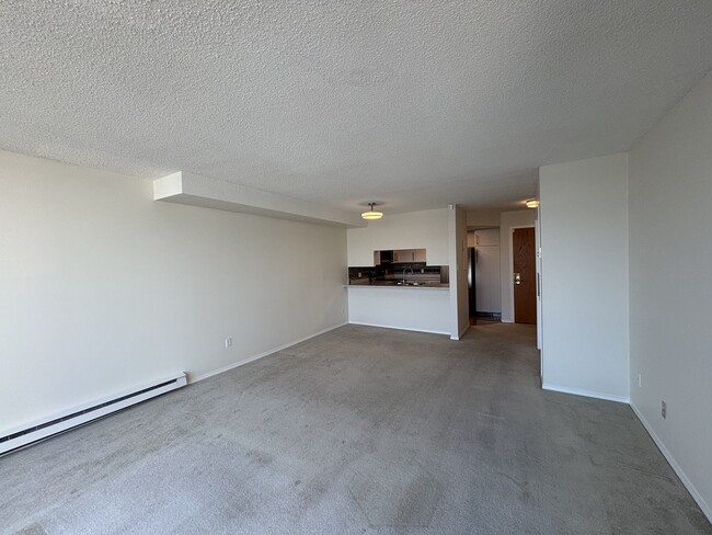 Building Photo - 1702-1605 Quayside Drive