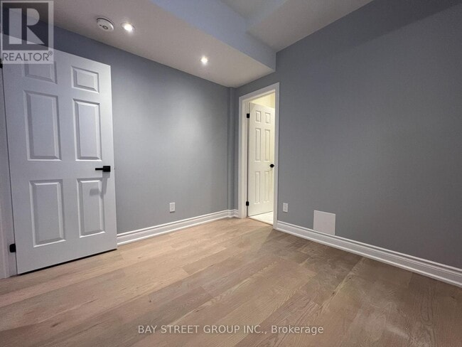 Photo du bâtiment - 2386 Lake Shore Blvd W