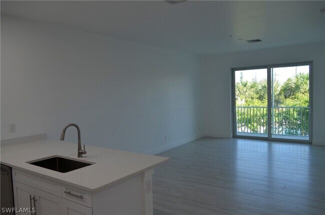 Foto del edificio - 4425 SW Santa Barbara Pl