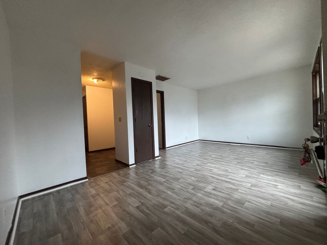 Foto principal - 1 bedroom 1 bath duplex available now