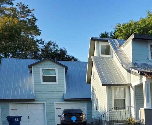 Garage Studio Apartment - 738 32nd Ave N