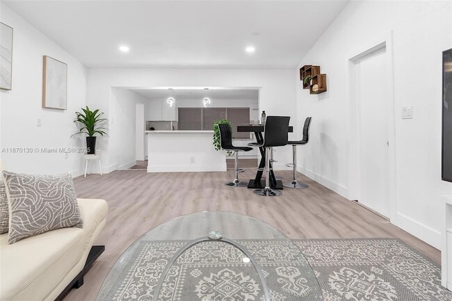 Foto del edificio - 658 SW 1st Ct