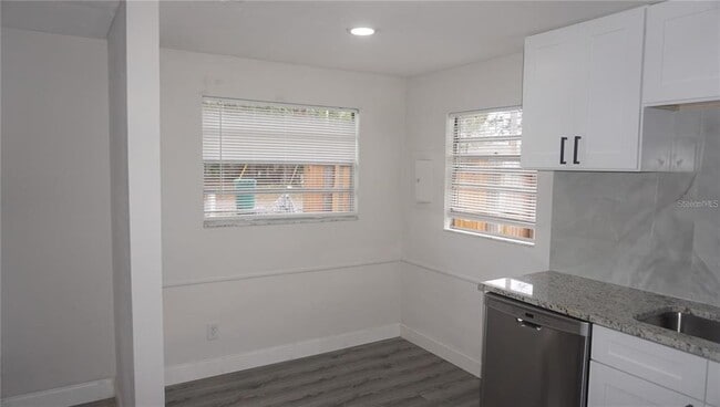 Foto del edificio - 5401 Russell Ave