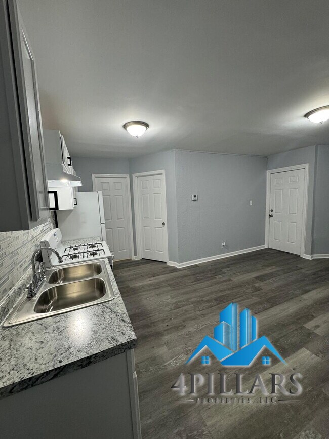 Building Photo - 3904 Deodar St