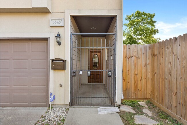 Building Photo - 5343 Kiam St