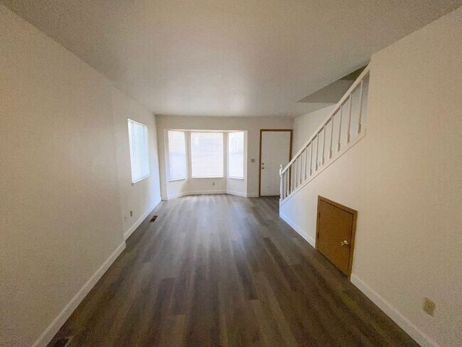 Building Photo - Reno Townhouse - Washer & Dryer in Unit/Ga...