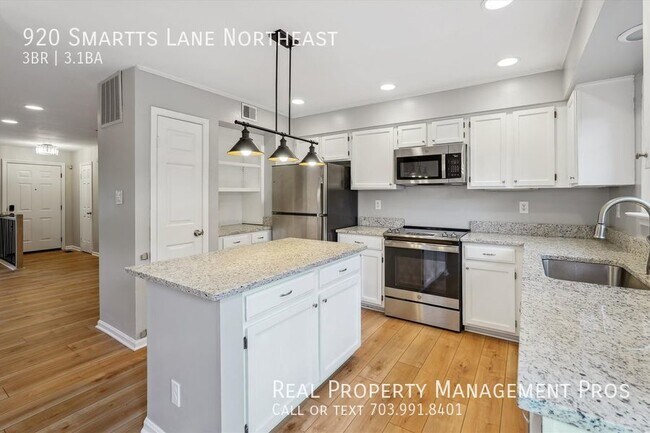 Foto del edificio - Beautifully Updated Townhouse For Rent In ...