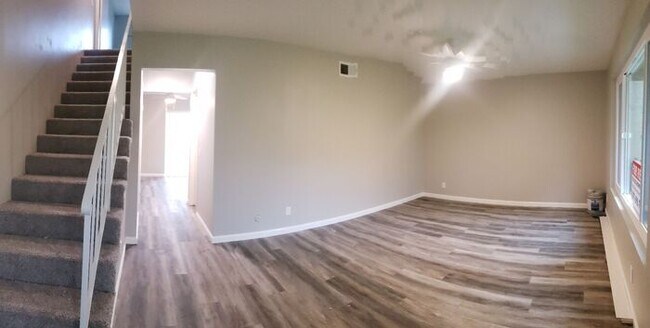 Foto del edificio - Bright & Updated Townhome for Rent in Santee