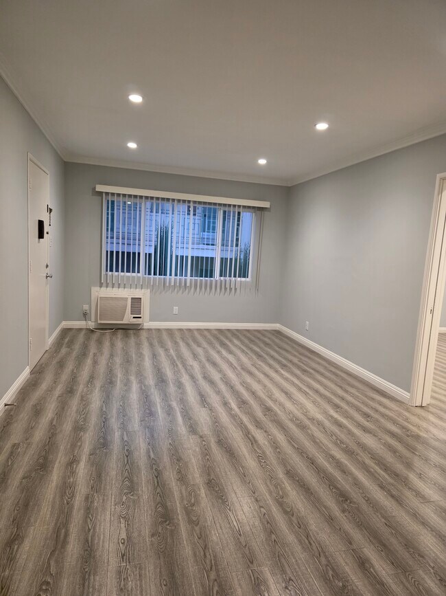 Foto del edificio - 218 E Chevy Chase Dr