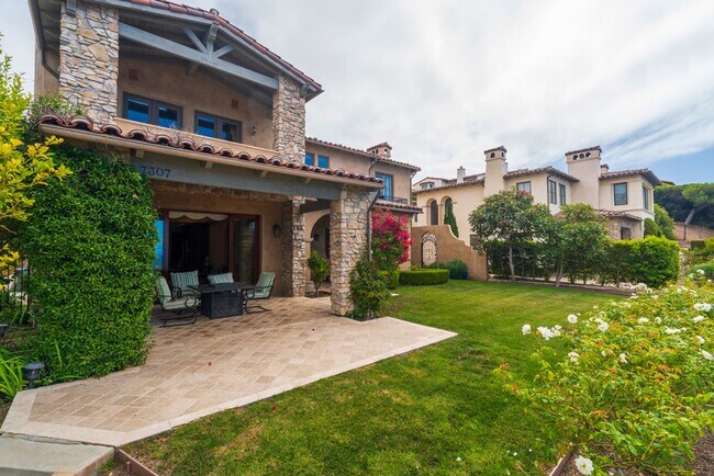 Foto del edificio - Gorgeous 5 Bedroom Home with sweeping view...