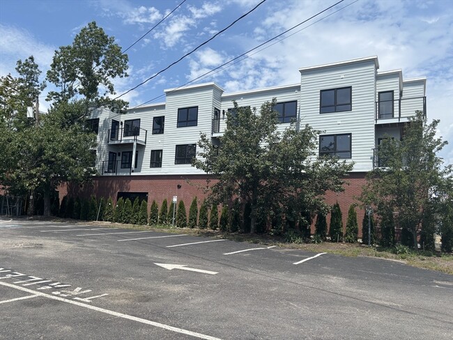 Building Photo - 1391 Main St