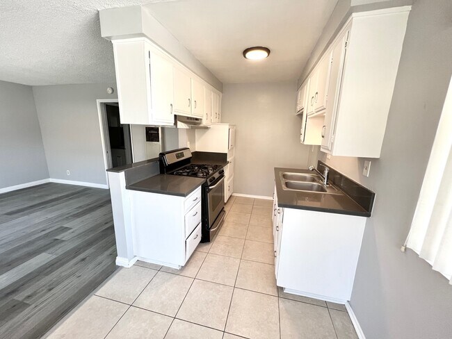 Foto del edificio - 8111 Stewart and Gray Rd