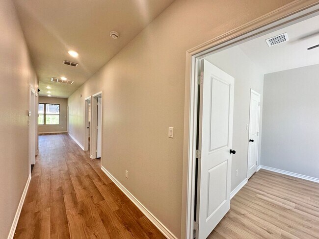 Foto del edificio - Tour Today! New Construction 4 Bed 2 Bath Triplex!