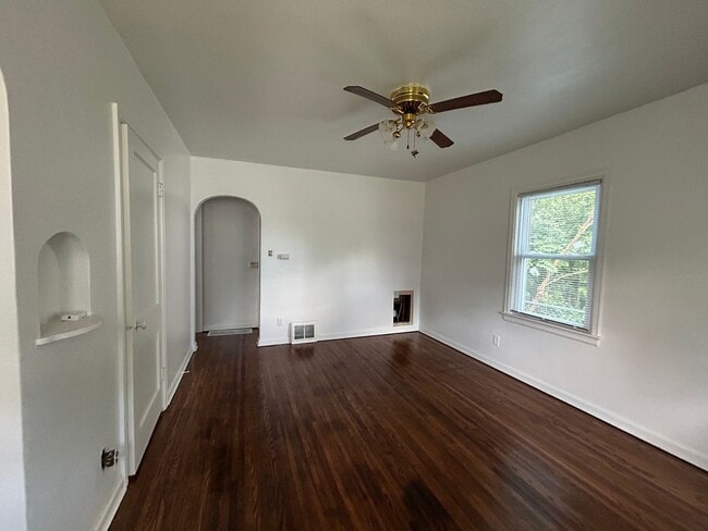 Building Photo - Updated 2 bedroom, 1 bath house