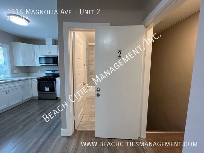 Building Photo - Two Bedroom, Two Bathroom, One Garage & On...