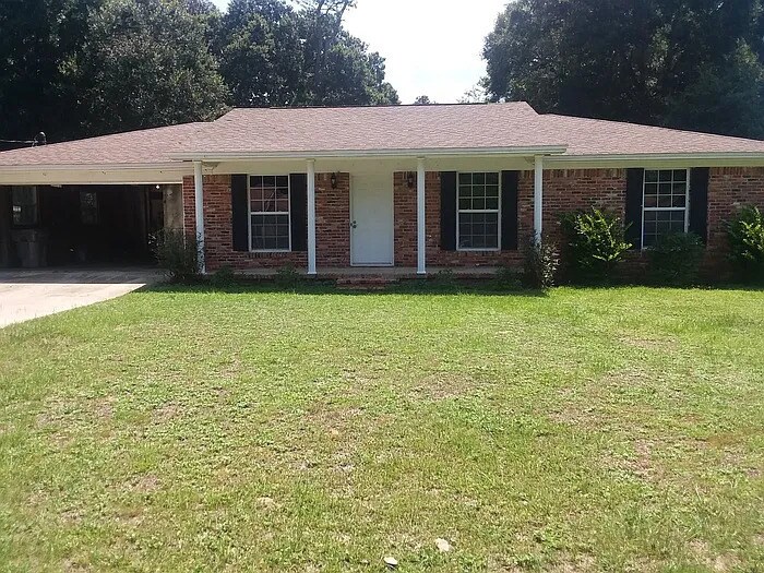 Primary Photo - Cute house with a big yard. Perfect for ou...