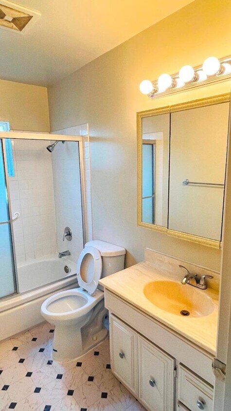 Foto principal - 10460 Davison Ave