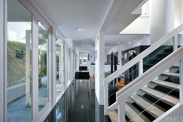 Building Photo - 215 Goldenrod Ave