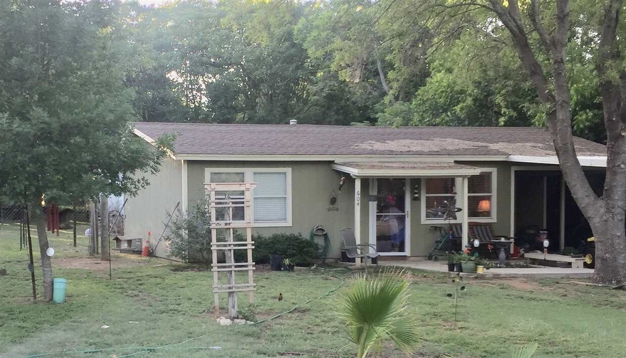 Primary Photo - 604 S Ave L