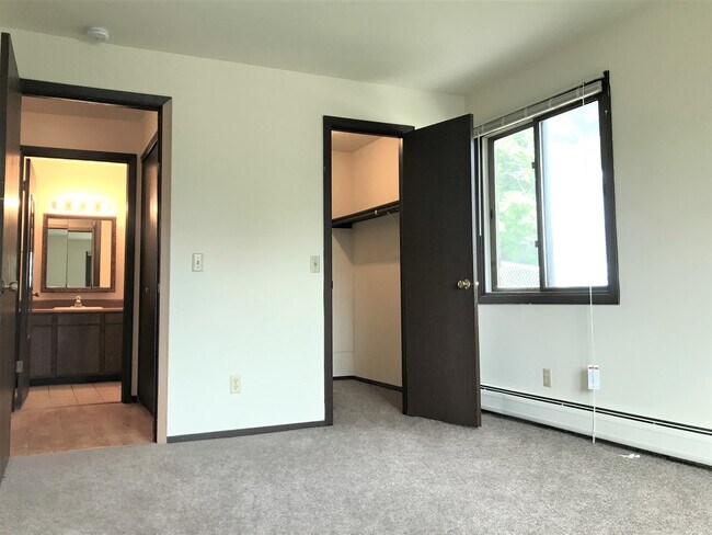 Vestidor en el primer dormitorio - 4510 Thurston Ln