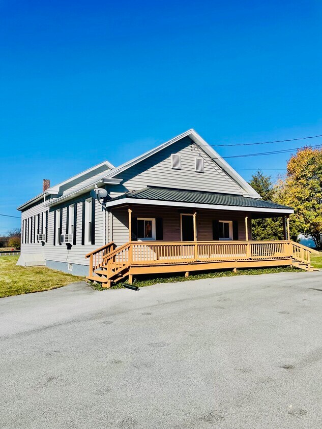 Foto principal - 96 W Main St