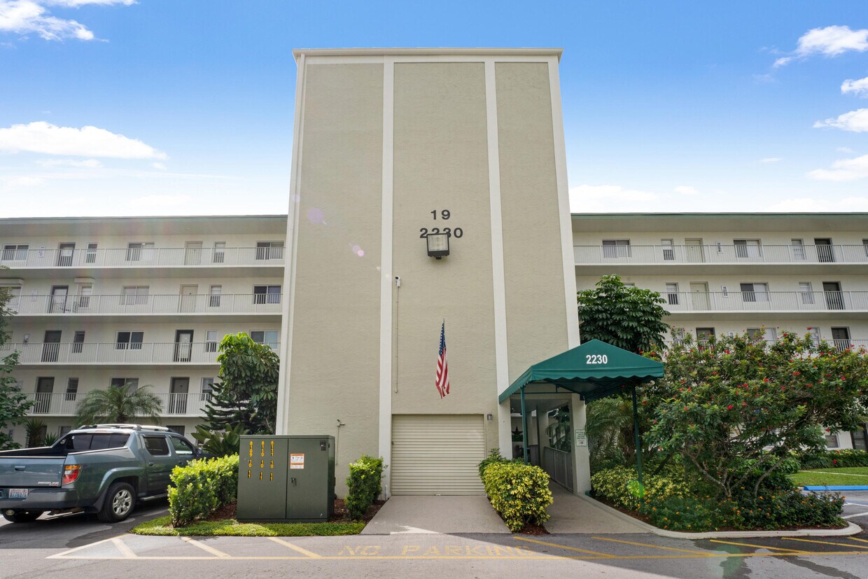 2230 N Cypress Bend Dr Unit 405, Pompano Beach, FL 33069 Condo for