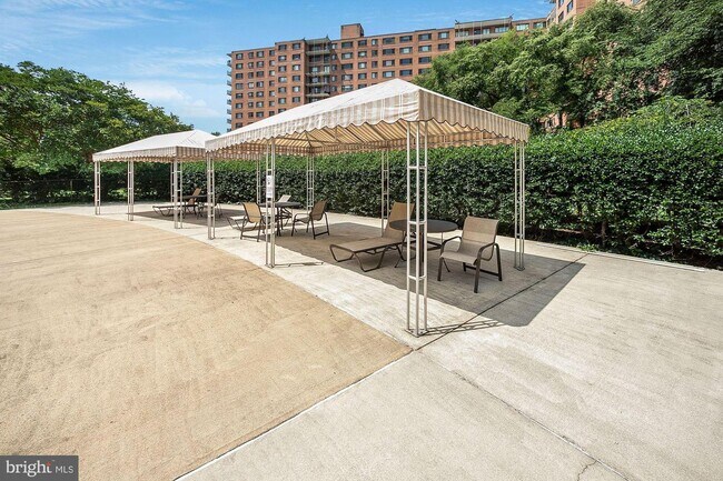 Foto del edificio - 4201 Cathedral Ave NW