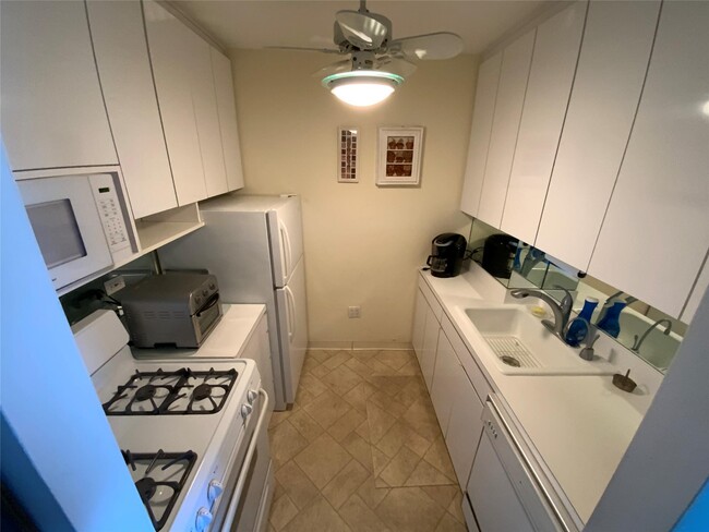 Foto del edificio - 270-10 Grand Central Pkwy