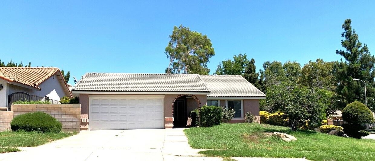 Primary Photo - Beautiful 4 Bedroom Single Family Home for...