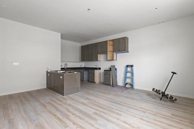 Building Photo - 3 bedroom in Chicago IL 60618