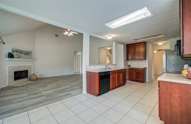 Foto del edificio - 15103 Petal Rose Ct